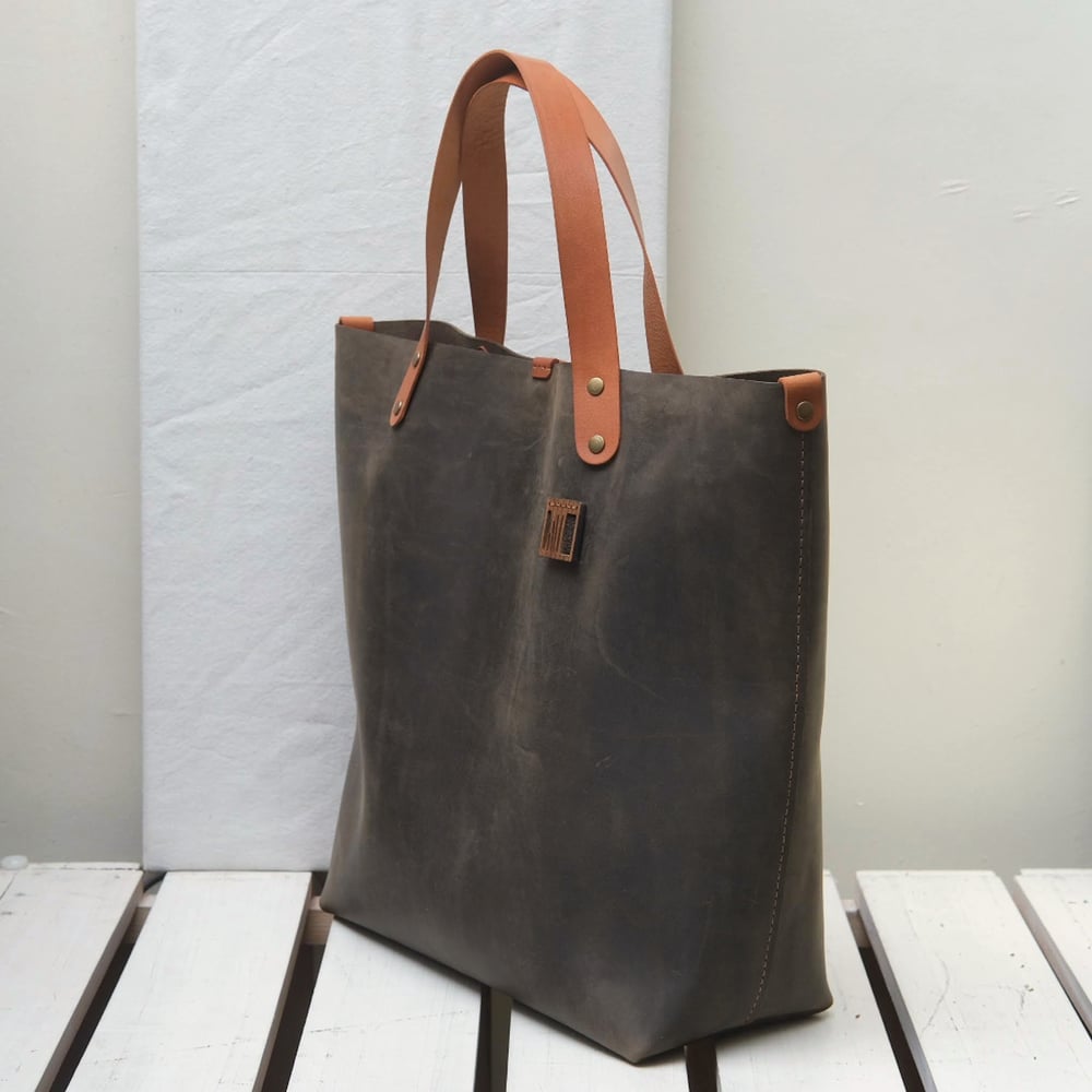 Image of Giant Tote in vintage olive