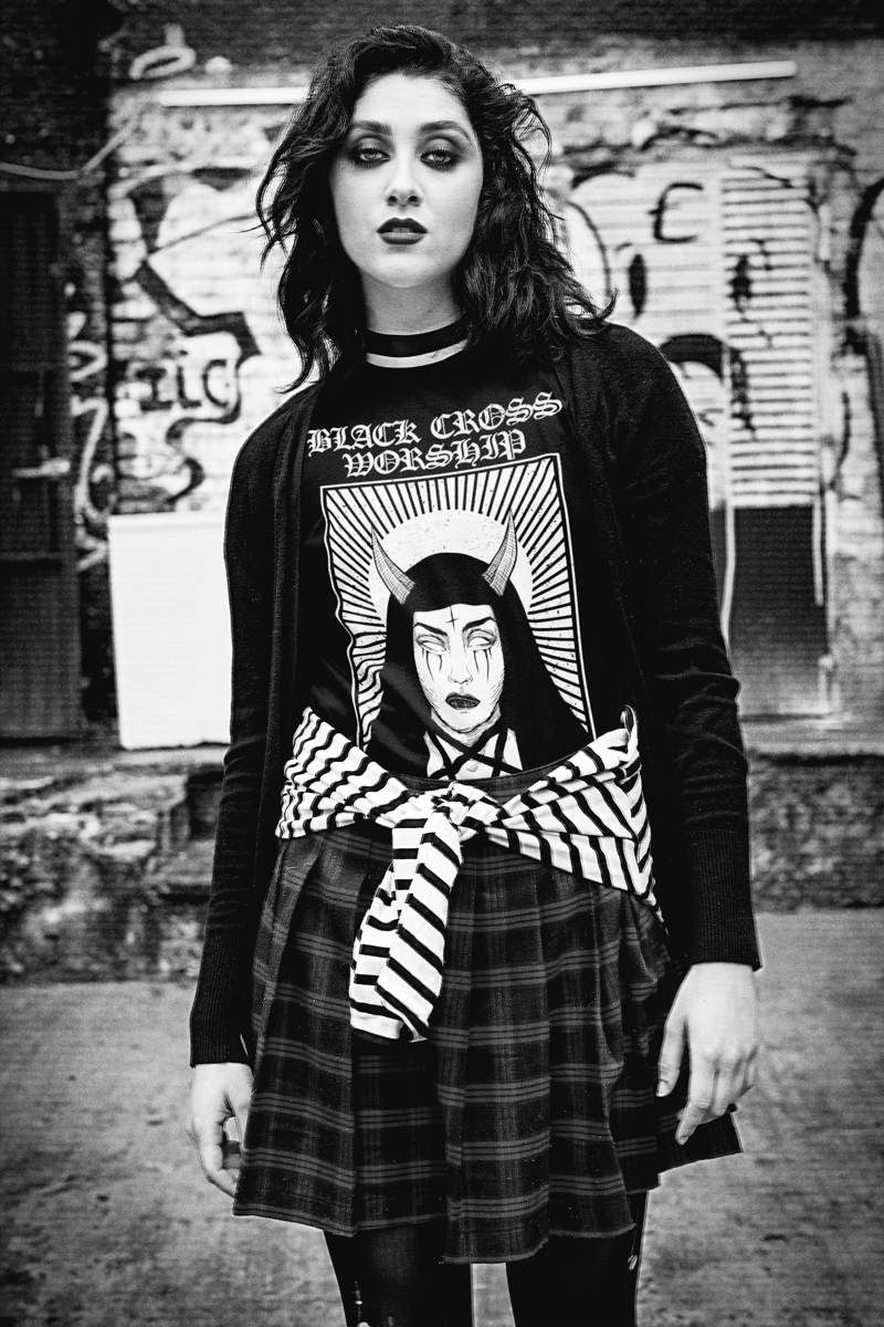 BLACK CROSS WORSHIP THE STARK KVINNA UNISEX T-SHIRT