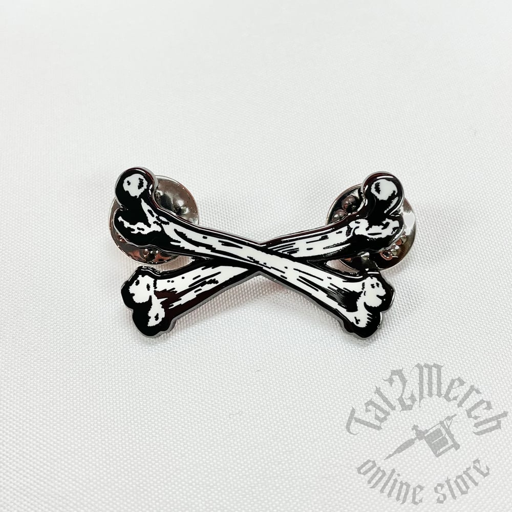 CROSSBONES ENAMEL PIN