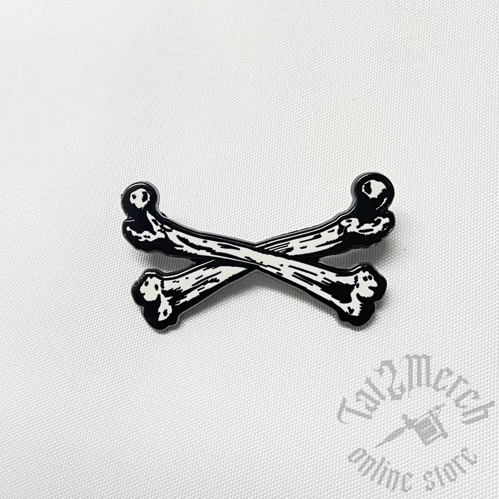 CROSSBONES ENAMEL PIN