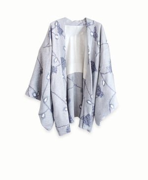 Image of Kort kimono af grå-dueblå silke med prikker