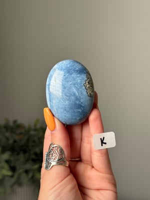 BLUE OPAL PALM STONES