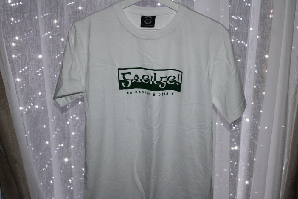 Gaeilge Bosca T-Léine — Bán agus Glas