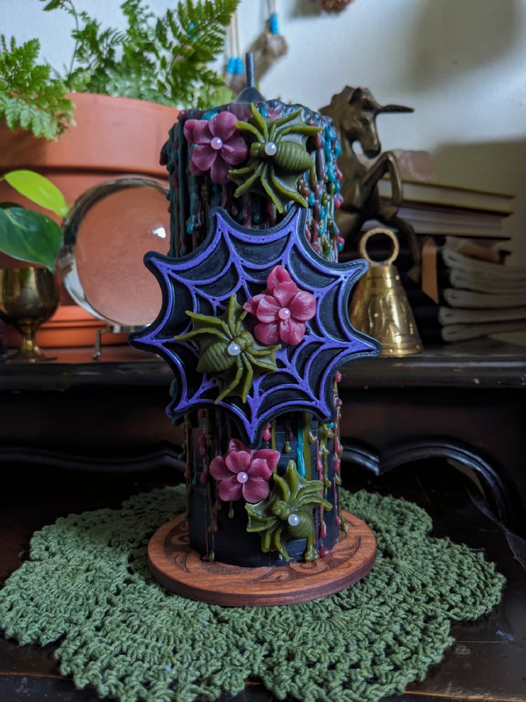 Image of Spider & Violets Pillar