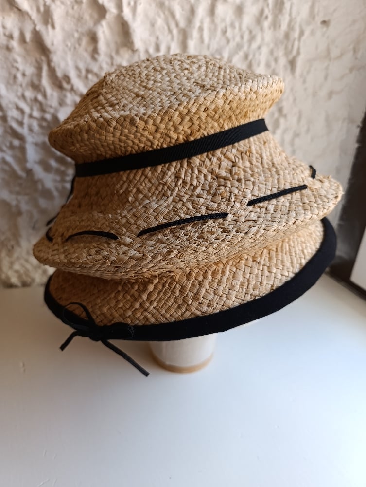 Image of Cappello Abat-jour dettagli neri