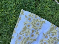 Image 2 of Vertical Daisy - XL