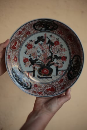 Image of Teller, vermutlich chinesisch, rot-schwarzblau mit gold, handbemalt