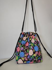 Image 3 of Bolso CAPACHA HORTENSIAS negro