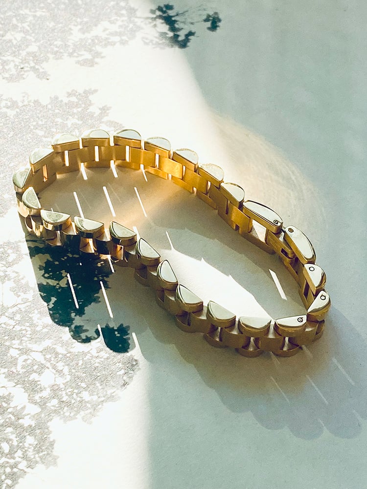The Repetition Of a Repetition
An absolute powerful piece with refined but bold structure chain link.

This Earthwatcher bracelet contains an oyster strap construction which is 14kt gold plated.
A flip-clasp lock allows the bracelet to be easily opened. 

