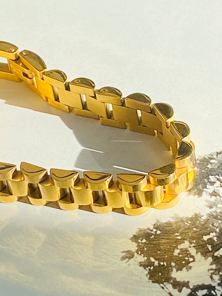 The Repetition Of a Repetition
An absolute powerful piece with refined but bold structure chain link.

This Earthwatcher bracelet contains an oyster strap construction which is 14kt gold plated.
A flip-clasp lock allows the bracelet to be easily opened. 

