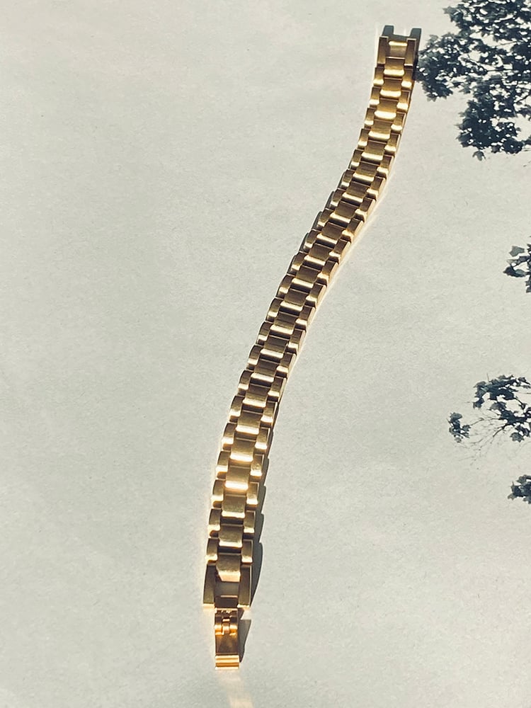 The Repetition Of a Repetition
An absolute powerful piece with refined but bold structure chain link.

This Earthwatcher bracelet contains an oyster strap construction which is 14kt gold plated.
A flip-clasp lock allows the bracelet to be easily opened. 

