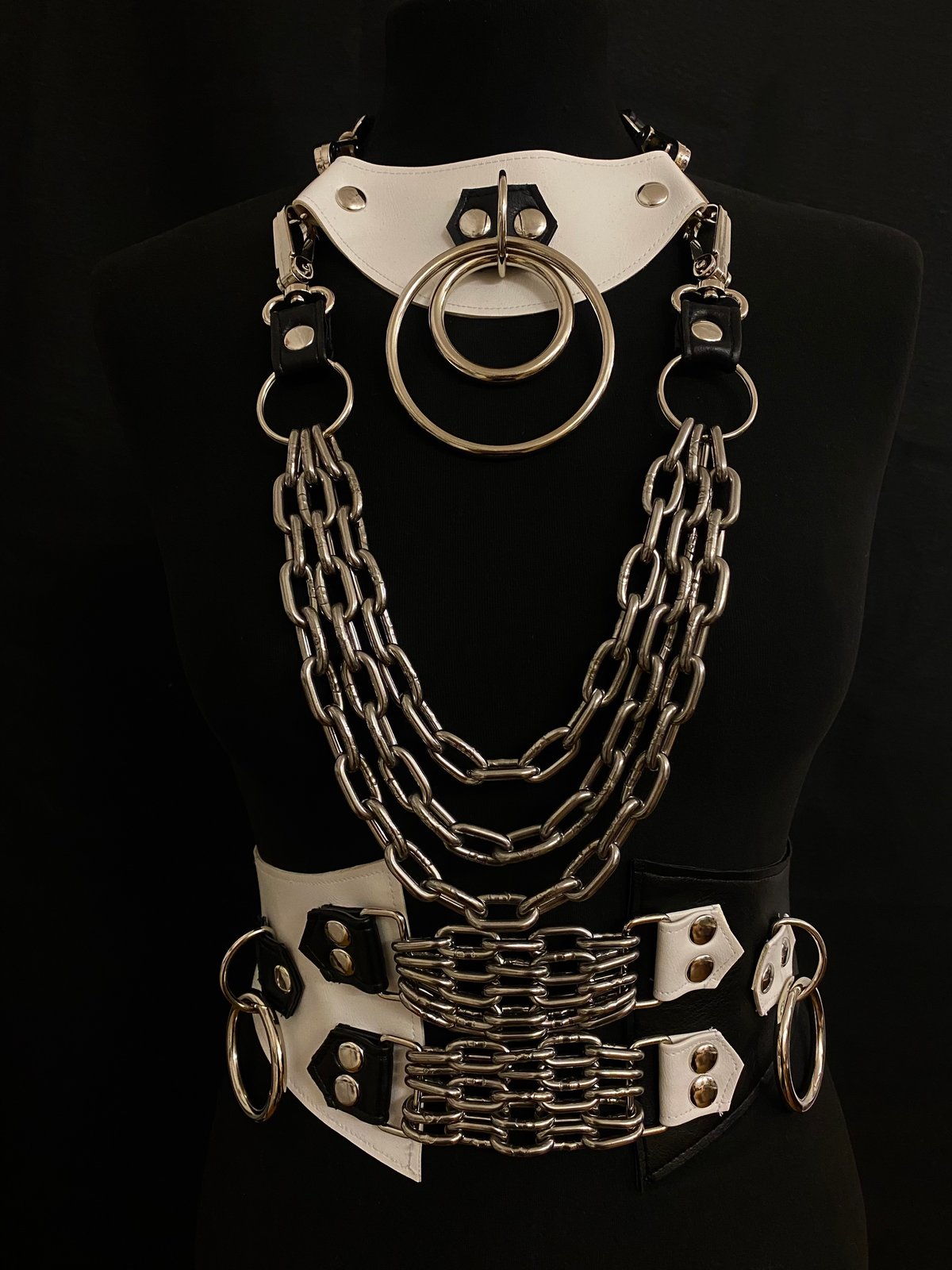 Posture necklace monochrome