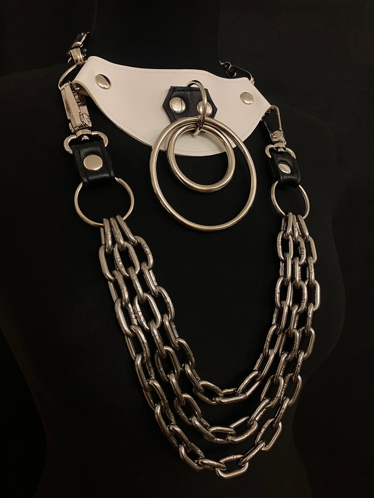 Posture necklace monochrome