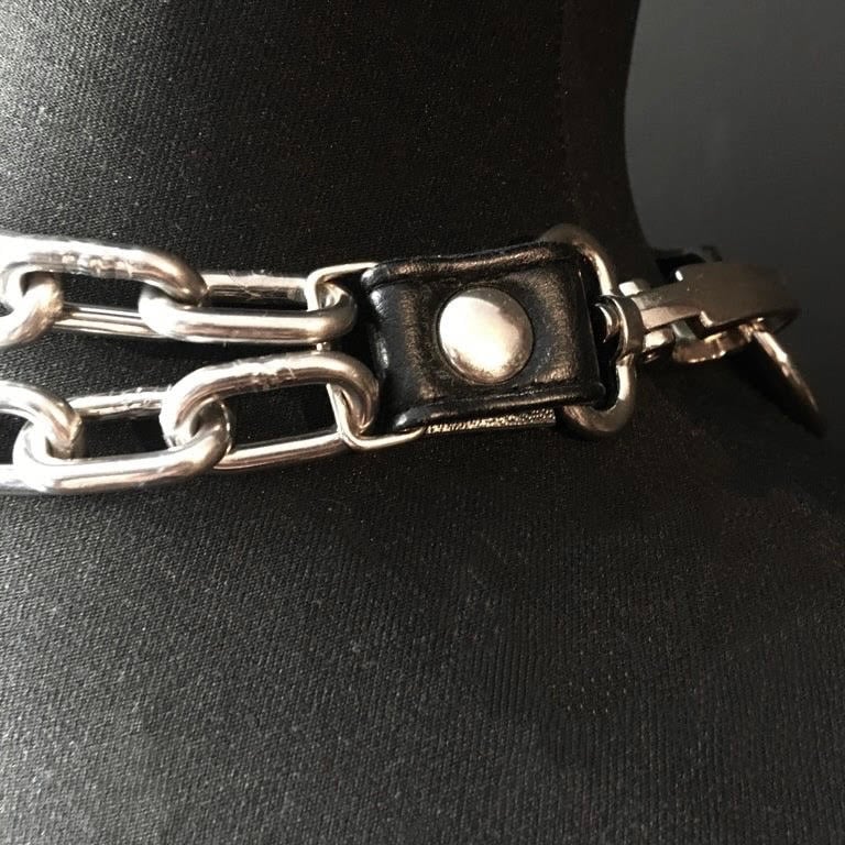 Posture necklace monochrome