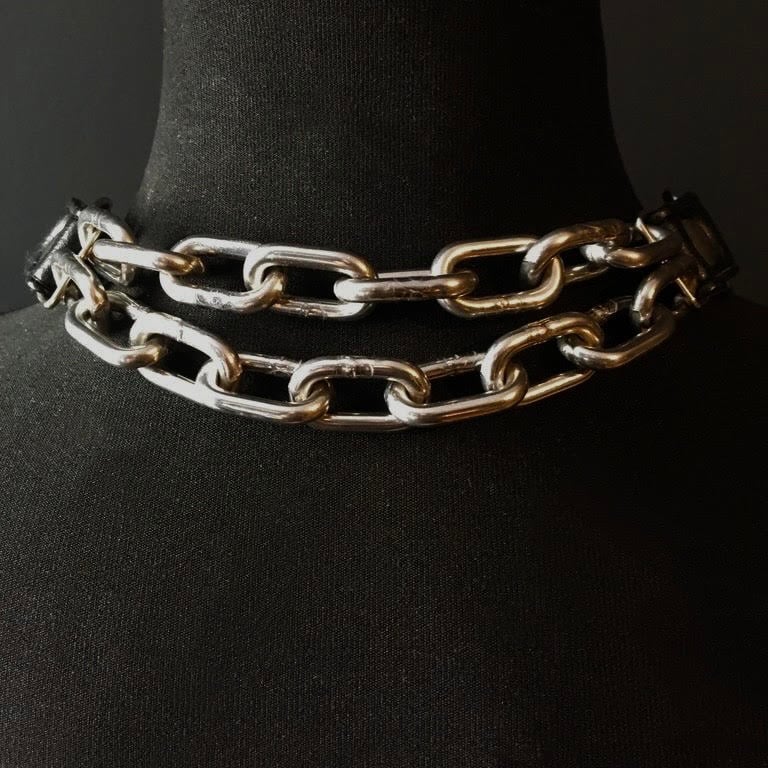 Posture necklace monochrome