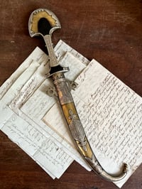 Image 9 of Poignard traditionnel ancien dit Koummya, métal argenté, laiton, bois noirci. Début 1900.