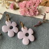 "Pollen" chunky flower charm hoops - white/gold toned