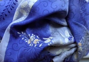 Image of Silke kimono i blå nuancer med berberis blade
