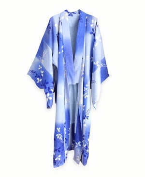 Image of Silke kimono i blå nuancer med berberis blade