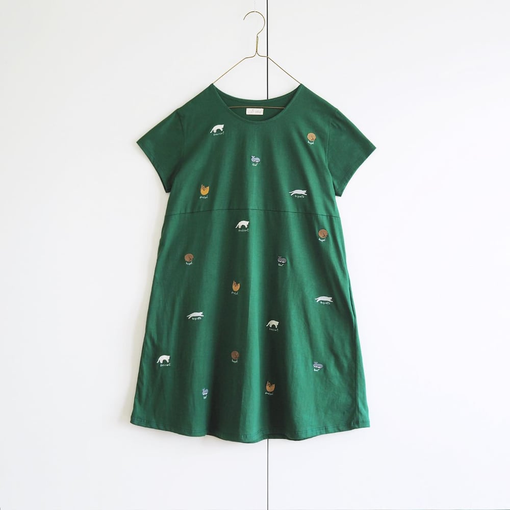 Image of Vestido gatos bordados verde