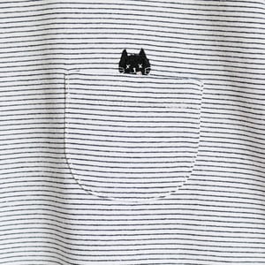 Image of Camiseta rayas gato saltando (blanca, rayas finas negras)