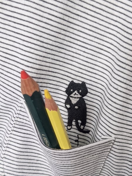 Image of Camiseta rayas gato saltando (blanca, rayas finas negras)