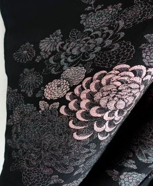 Image of Kort kimono med metalliske pinke krysantemum
