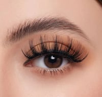 Image 4 of "Farrah" Blondourage signature lashes