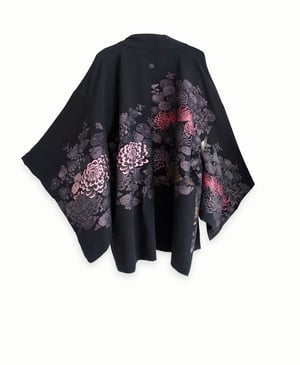 Image of Kort kimono med metalliske pinke krysantemum