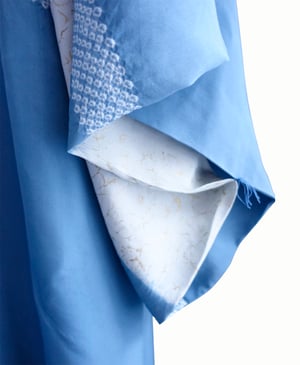 Image of Herrekimono af dueblå silke med malerier og prikmønster