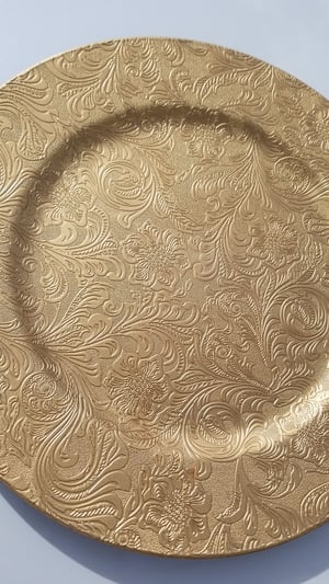 Image of 13" Gold plastic charge plates -print