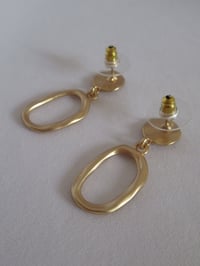 Image 5 of Kate Middleton Duchess of Cambridge Inspired Replikate Yellow Gold Hammered Hoop Drop Earrings