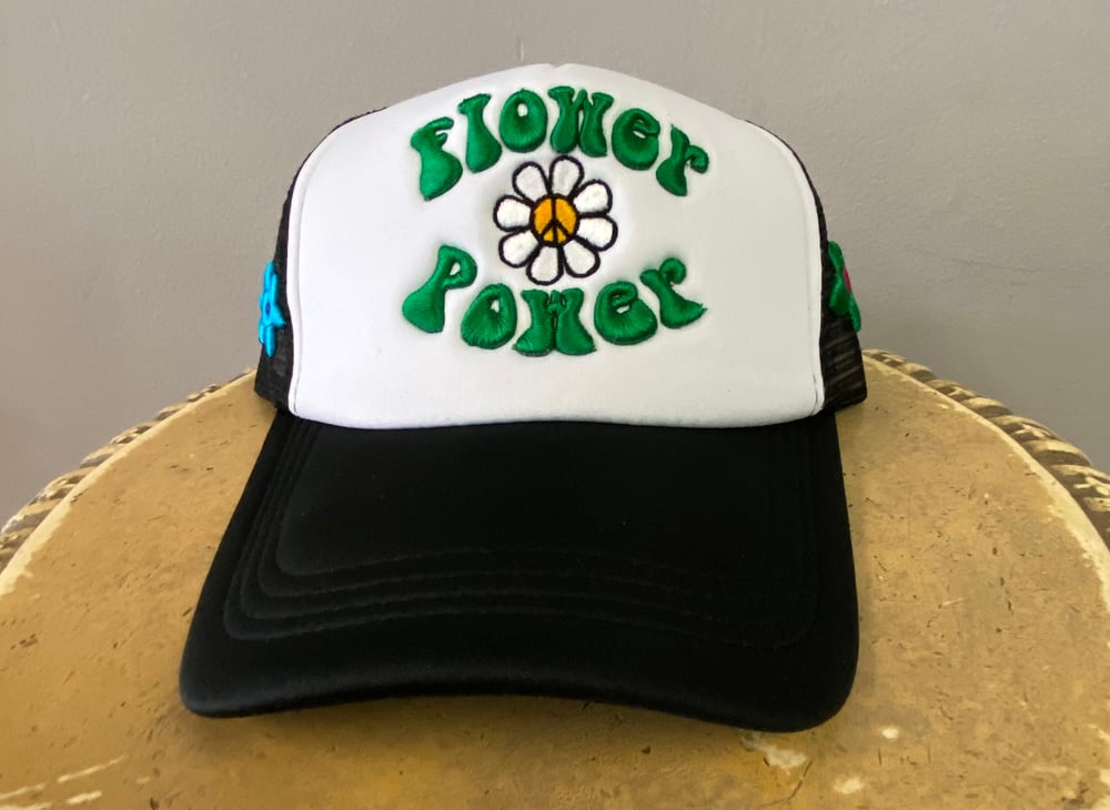 Image of TFG BLCK/whte Flower Trucker