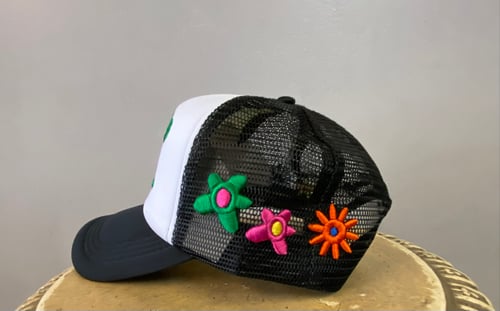 Image of TFG BLCK/whte Flower Trucker