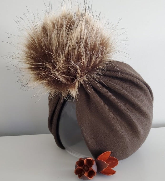 Image of Brown knit POM