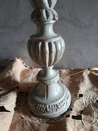 Image 3 of Lampe en bois patiné gris et son abat jour 