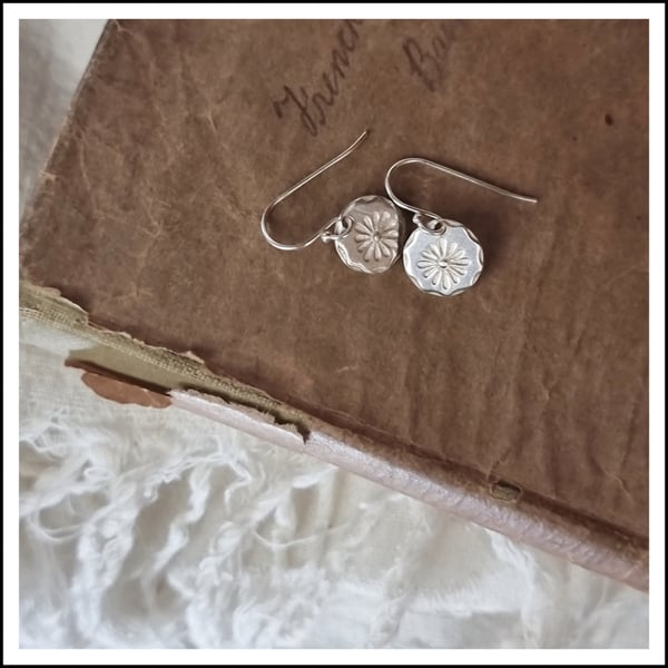 Image of Paper Daisy earrings