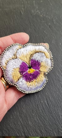 Image 4 of Broche Pensée Blanche