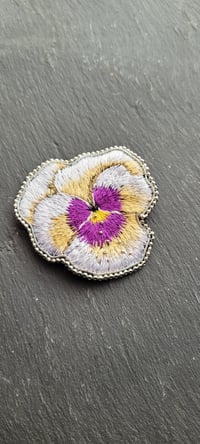 Image 2 of Broche Pensée Blanche