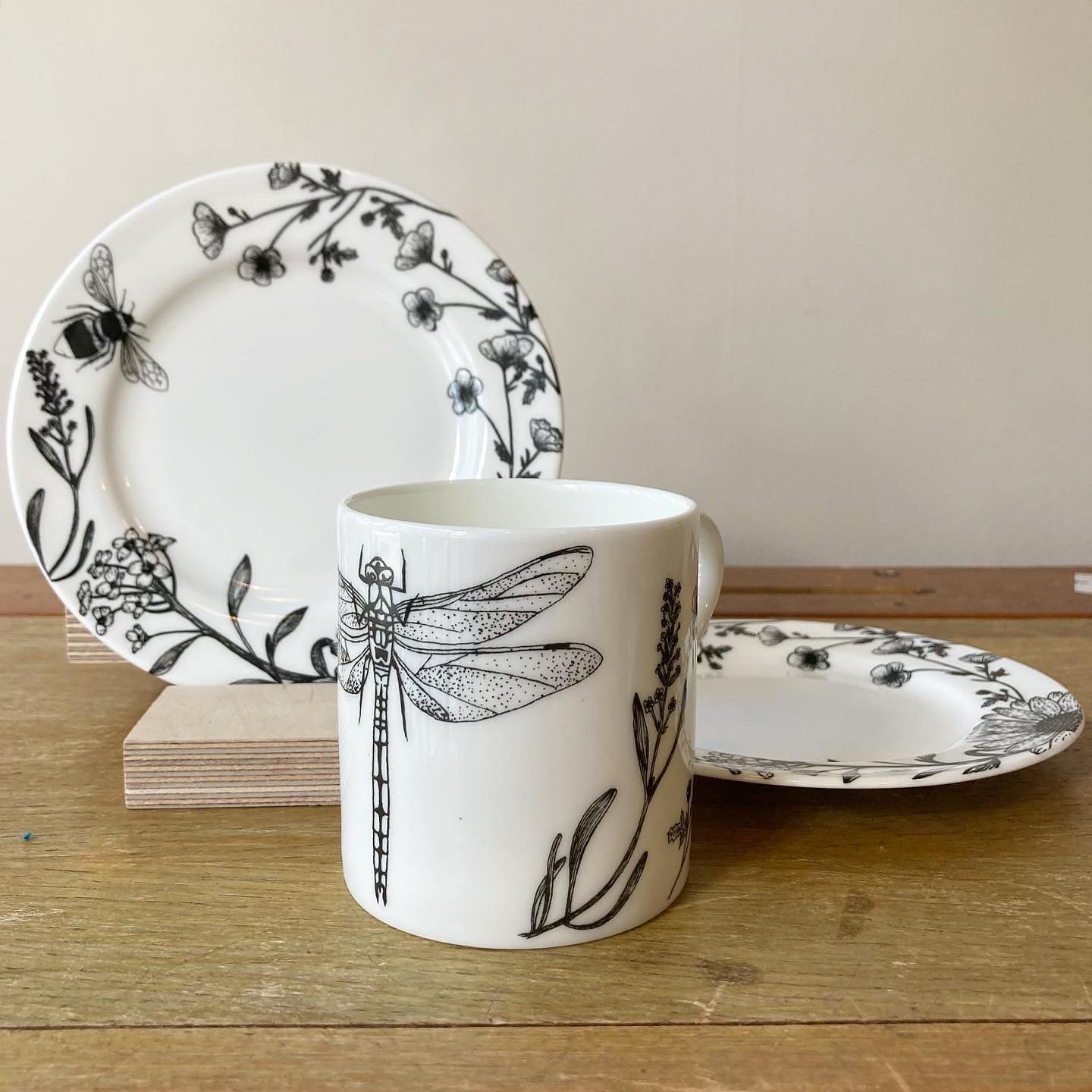 Image of Dragonfly mug / botanical plate