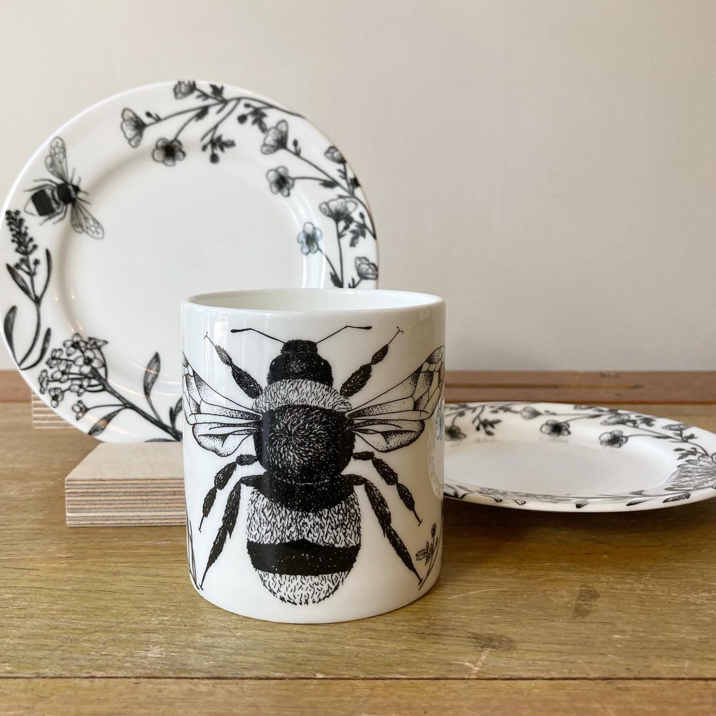 Image of Bee mug / botanical plate