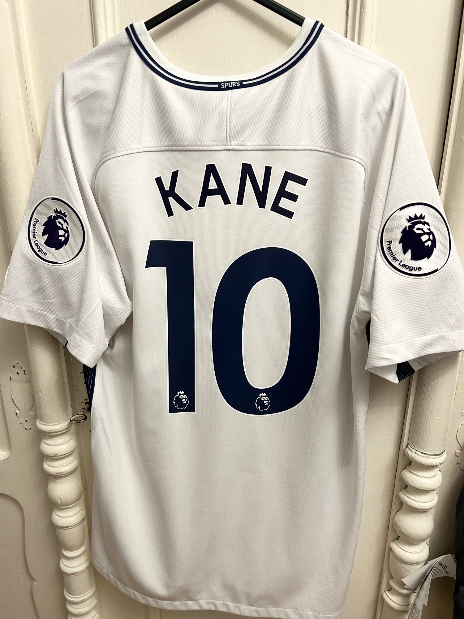 Image of Tottenham Hotspur “KANE 10” 2017/18 Home Shirt + PL patches, L