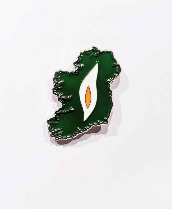 Image of Éire Lily Badge