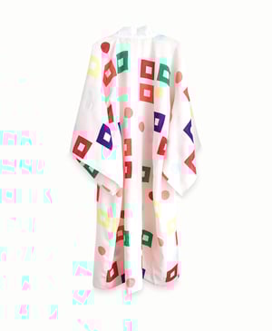 Image of Rosa silke kimono med grafiske print /'Too Fairy'
