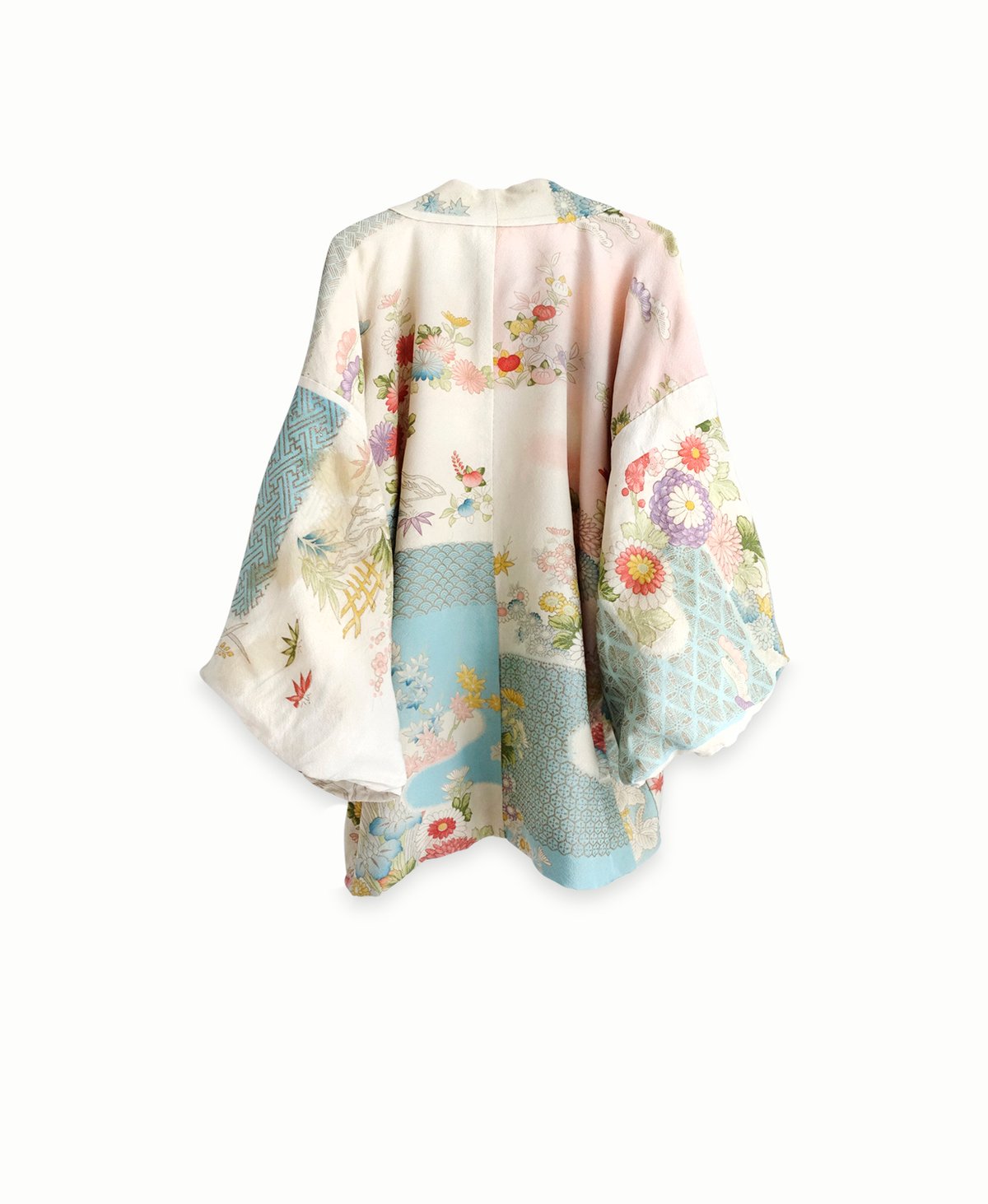 Image of Pastelfarvet kort kimono med blomsterskyer