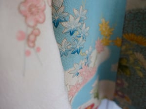 Image of Pastelfarvet kort kimono med blomsterskyer