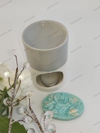 Image 1 of Oval Bee Shaped Melt