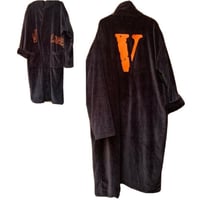 VLONE LOGO SHATTERED SCIPTED ROBE IN BLACK-ORANGE OSFA
