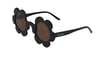 LUNETTES DE SOLEIL DAISY NOIRES, ELLE PORTE