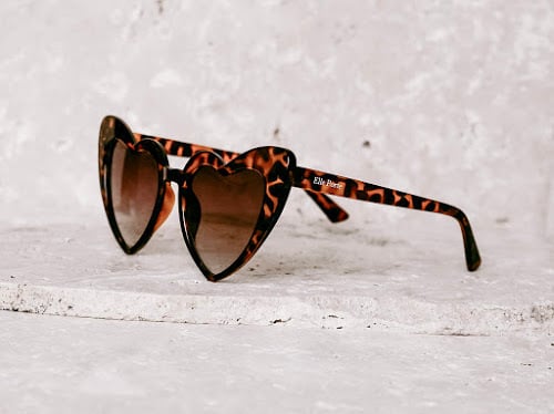 LUNETTES DE SOLEIL COEUR GAIA TORTOISE, ELLE PORTE Image 4
